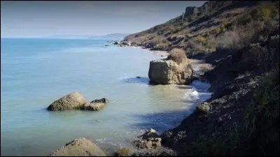 Le site naturel des Vaches Noires a été classé le 20 février 1995 par le ministère de l'environnement "site d'intérêt scientifique et paysager". Où se situent les célèbres falaises des Vaches Noires ?