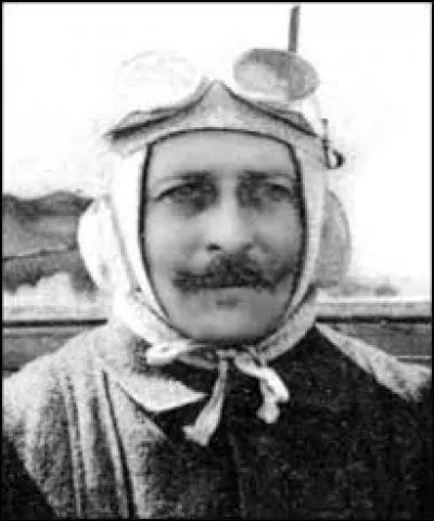 Charles-Louis Van Den Born, né à Liège en 1874 et décédé à Saint-Germain-en-Laye en 1958, était un champion cycliste et un pionnier de l'aviation. Qu'a-t-il été le premier à réaliser en 1910 ?