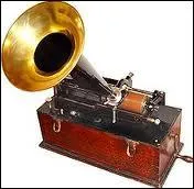 Thomas Edison, aprs avoir invent le phonographe, cra la poupe parlante.
