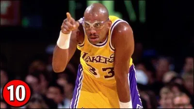 Né le 16 avril 1947 à New York sous le nom de Ferdinand Lewis Alcindor j'ai joué au Bucks et aux Lakers. Je détiens à mon palmarès 6 titres de MVP, 6 titres de champion NBA et je détiens le record de participations au All-Star Game.