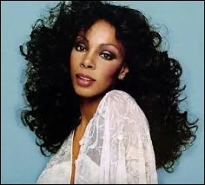 Dans quel film britannique la chanson ''Hot Stuff'' de Donna Summer a-t-elle beaucoup d'importance ?