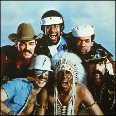 Village People a chanté ''In the Navy''. Dans quel film Kirk Douglas était-il le commandant du navire ?