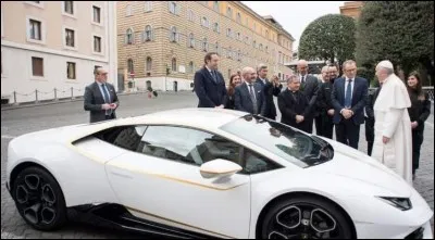 Voiture offerte au pape François par Lamborghini en 2018. Que fait-il ?