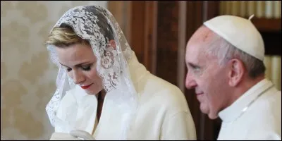 Combien de femmes dans le monde actuellement sont autorisées à porter du blanc lors d'une rencontre avec le pape ?