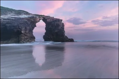 Où se situe la plage nommée "Playa de las catedrales" ?