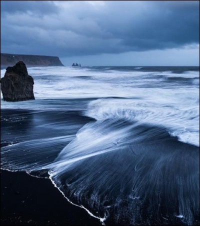 Et enfin, pour le plaisir des yeux voici la plage de Vik en Islande. Quelle est sa particularité ?