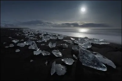 Où pourrez-vous admirer la plage insolite de sable noir et de petits icebergs du lac Jökulsárlón ?