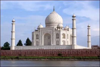 On peut visiter le Taj Mahal en Inde.