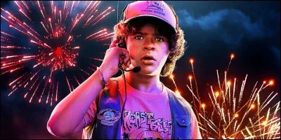 Avec qui Dustin voulait-il communiquer lorsqu'il a intercepté le code russe ?