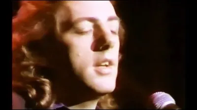 Quel acteur l'accompagne lors d'un petit concert en 1990 ?