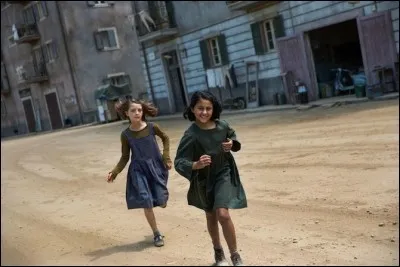 Dans quelle ville italienne vivent les deux amies de la série "L'amie prodigieuse" d'Elena Ferrante ?