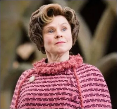 Grâce à qui Dolores Ombrage se fait-elle sortir du château ?