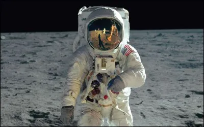 Sur la Lune, le poids d'Armstrong est divisé par...