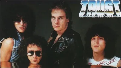 Qui est cité dans ''Bosser huit heures'' de Trust ?

''Ouvre grand tes yeux autour de toi 
Le syndicat se moque de toi 
Regarde ------------- rempli de vinasse 
Il ne t'arrive pas à la godasse''