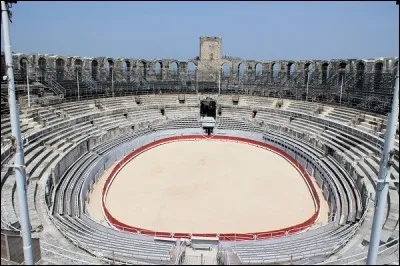 Quelle grande course a lieu chaque année le premier lundi de juillet à Arles ?
