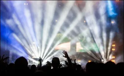 Lequel ou laquelle de ces artistes bat les records des billets d'entrée les plus chers pour ses concerts, avec une moyenne de 350  la place) ?