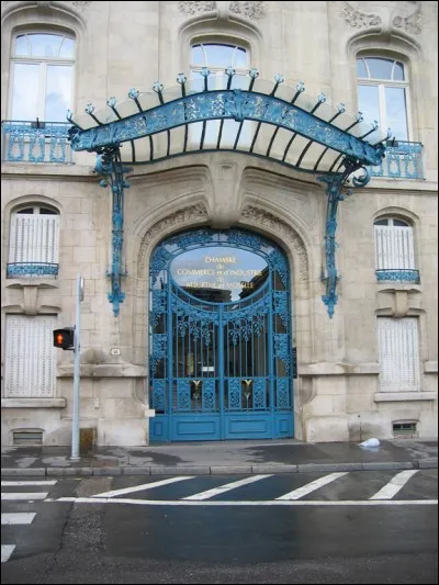 Quel est le nom de l'auvent placé au-dessus de cette porte d'entrée ?