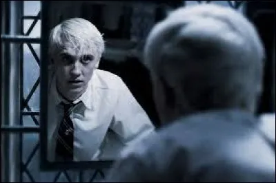 Sixième année : Drago avait pour mission d'assassiner Dumbledore. Quels objets essaie-t-il de faire parvenir au directeur à cette intention ?