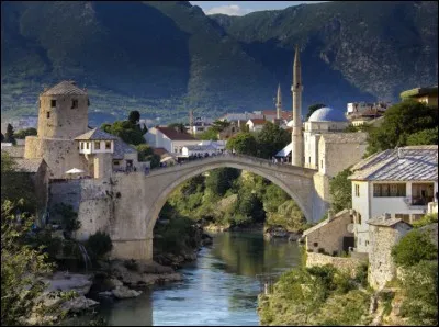 Dans quelle ville de Bosnie, le pont Stari Most (1565) est-il sis ?