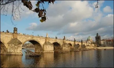 Dans quel ville, le pont Charles (1380) est-il sis ?