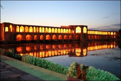 Dans quelle ville d'Iran, le pont Khaju (1650) est-il sis ?