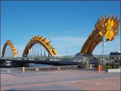 Dans quelle ville du Vietnam, le pont du Dragon (2013) est-il sis ?