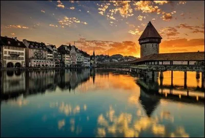 Dans quelle ville, le pont en bois couvert de Kapellbrücke (1333) est-il sis ?