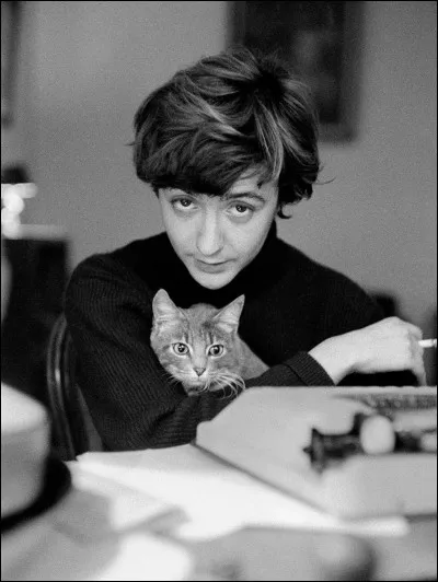 Elle est l'auteur du roman "Bonjour Tristesse", paru en 1954, c'est  Sagan.