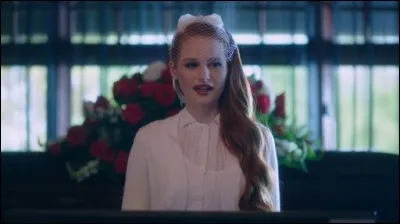 Quel geste Archie fait-il pour Penelope Blossom à l'enterrement de Jason ?