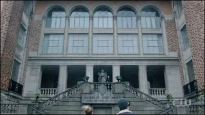 Quel est le nom de l'endroit où est interné Polly ?