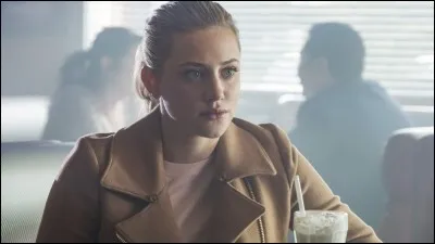 Quelle célèbre romancière Betty mentionne-t-elle comme son héroïne littéraire au début de la série ?