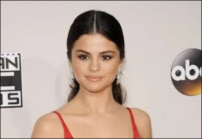 Comment s'appelle la mère de Selena Gomez ?