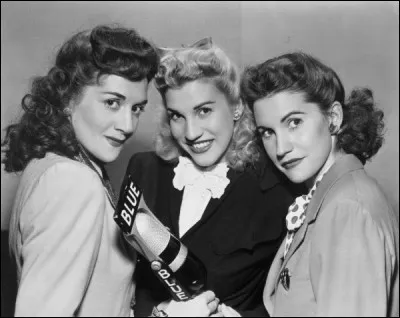D'après les Andrews Sisters, où ne devrait-on pas s'asseoir "avec personne d'autre que moi" ?