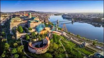 Quelles sont les trois couleurs du drapeau de la Hongrie ?