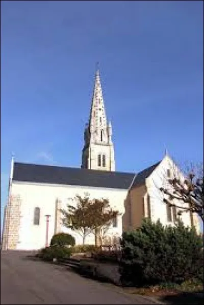Nous sommes maintenant dans les Deux-S&egrave;vres, devant l'&eacute;glise Notre-Dame de Coulonges-Thouarsais. C'est un village qui se situe dans l'ancienne r&eacute;gion ...