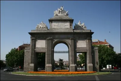 Dans quelle ville, la porte de Tol&egrave;de (1813) est-elle &eacute;difi&eacute;e ?