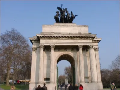 Dans quelle ville, l'arc de Wellington (1830) est-il &eacute;difi&eacute; ?