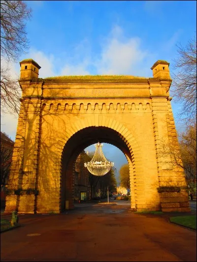 Dans quelle ville, la porte Serpenoise (1903) est-elle &eacute;difi&eacute;e ?