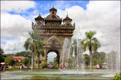 Dans quelle ville, l'arc de triomphe de Patuxai (1968) est-il &eacute;rig&eacute; ?