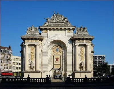 Dans quelle ville, cette porte de Paris (1692) est-elle &eacute;difi&eacute;e?
