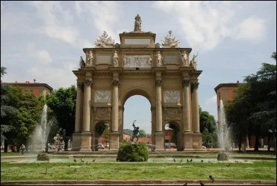 Dans quelle ville, l'arc de triomphe des Lorraine (1737) est-il &eacute;difi&eacute;?