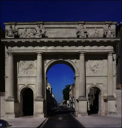 Dans quelle ville, la porte Stanislas (1761) est-elle &eacute;difi&eacute;e ?