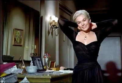 Quel acteur américain donne la réplique à Kim Novak dans le film "Vertigo - Sueurs froides" ?