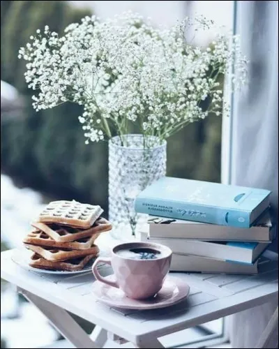 De qui sont les vers "Les feuilles mortes se ramassent à la pelle, les souvenirs et les regrets aussi" ?