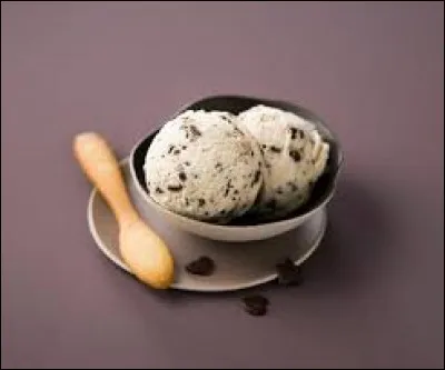 Qu'ajoute-t-on à la glace à la crème fraîche et lait pour avoir de la stracciatella ?