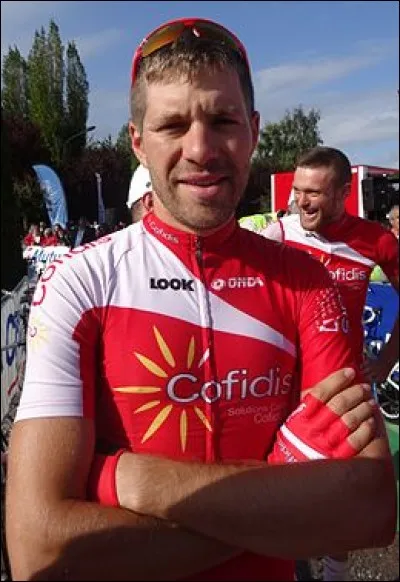 Il est Français ; il a participé 6 fois à la Grande Boucle ; 
il court toujours avec l'équipe Cofidis.
Il s'appelle Cyril...