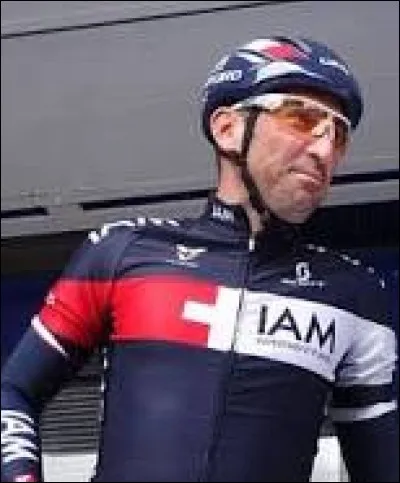 Cycliste français ; il a participé 13 fois au Tour de France 
et il a porté le maillot à pois en 2006 et en 2010 ; 
il a aussi remporté une étape du Giro en 2010.
Il s'agit de Jérôme...
