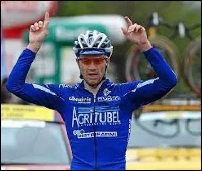 Coureur breton ; 
il a participé au Tour de France en 2008, 2009 et 2010 ; 
il a couru pour Agritubel, AG2R et Sojasun.
Il s'appelle David...