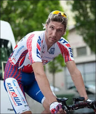 Il est né à Saint-Pétersbourg ; 
meilleur jeune du Tour de France en 2004 ; 
il a remporté le Tour de Catalogne et le Tour de Suisse en 2007.
Il s'agit de Vladimir...
