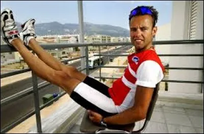 Il est danois ; professionnel de 1991 à 2006 ; 
il a remporté la Flèche wallonne en 1998 ; 
vainqueur d'étape sur le Tour de France en 1994 ; 
8 participations au Tour de France et une journée en jaune en 1998.
Il s'appelle Bo...